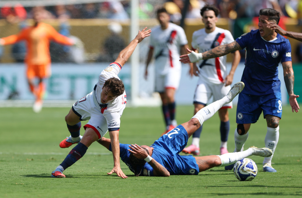 一位年轻且 一位年轻且