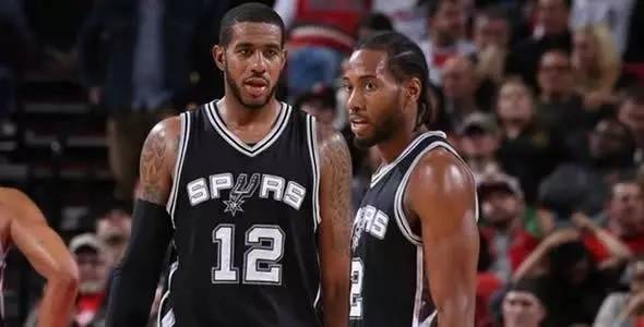 足球比赛中 足球比赛中