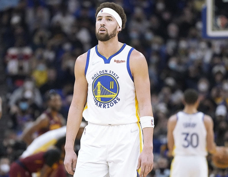 杨在替补席 杨在替补席